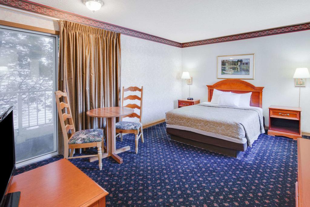 Super 8 Beachfront By Wyndham Mackinaw City, Mi Exterior foto