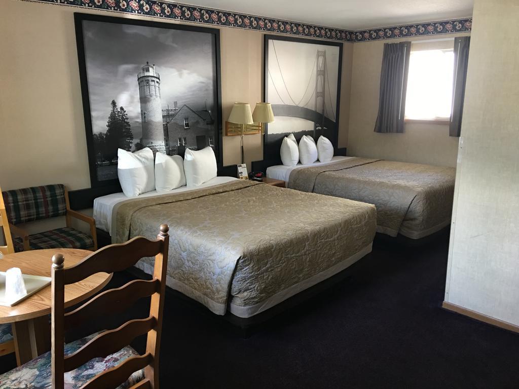Super 8 Beachfront By Wyndham Mackinaw City, Mi Exterior foto