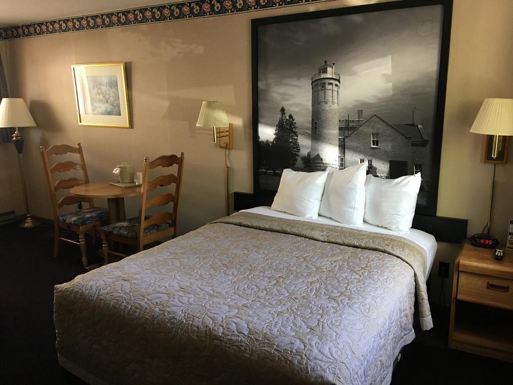 Super 8 Beachfront By Wyndham Mackinaw City, Mi Exterior foto
