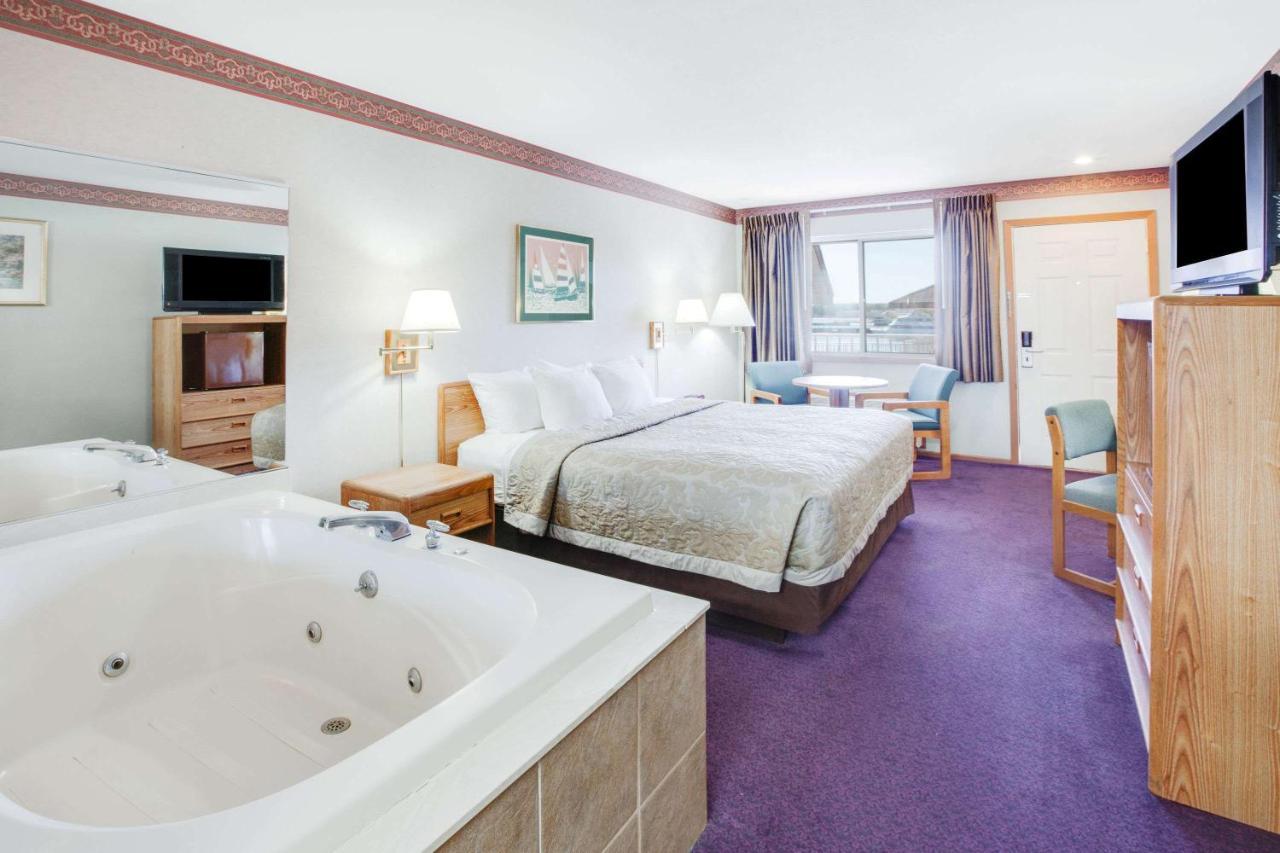 Super 8 Beachfront By Wyndham Mackinaw City, Mi Exterior foto