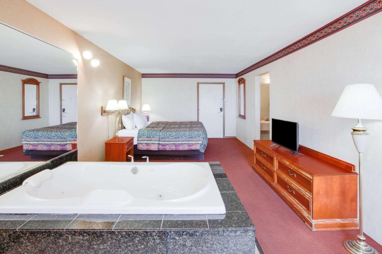 Super 8 Beachfront By Wyndham Mackinaw City, Mi Exterior foto